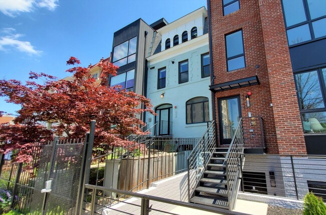 Building Photo - Amazing 2 Bedroom, 2 Full Bathroom 14th St Apartment with Secure Parking!