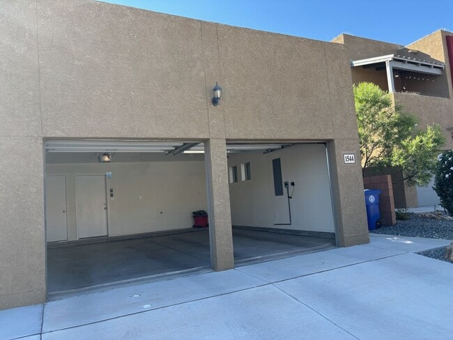 Photo - Executive 2 story Town house 4 Bedroom 3 b...