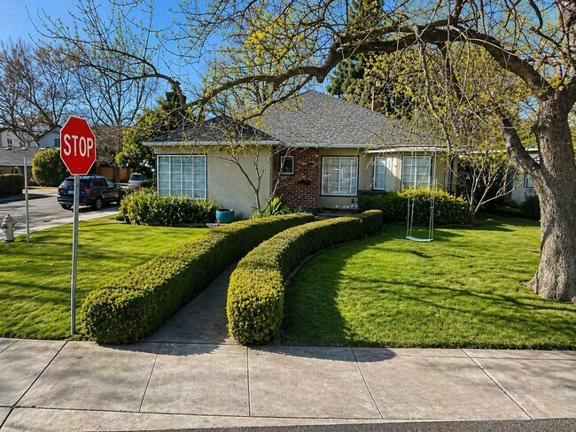 Building Photo - Adorable Home in Land Park Area of Sacramento