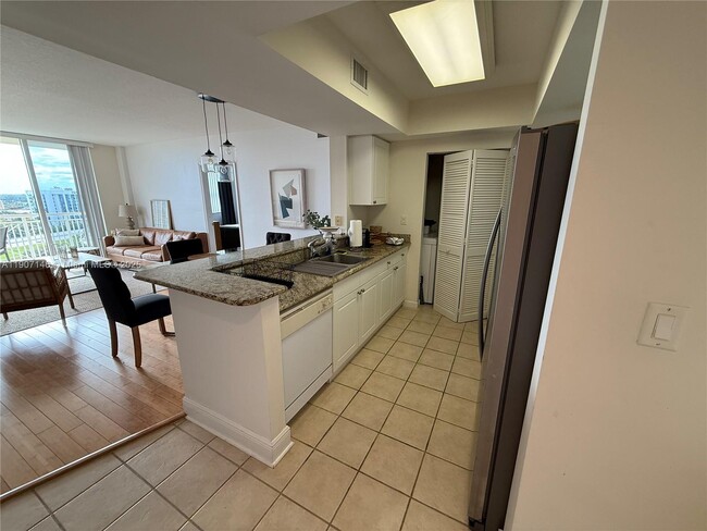 Photo - 19501 W Country Club Dr Unidad 1405