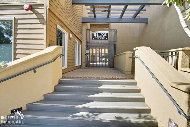 Building Photo - Modern 2Bdm 2Ba Condo in the Heart of Bank...