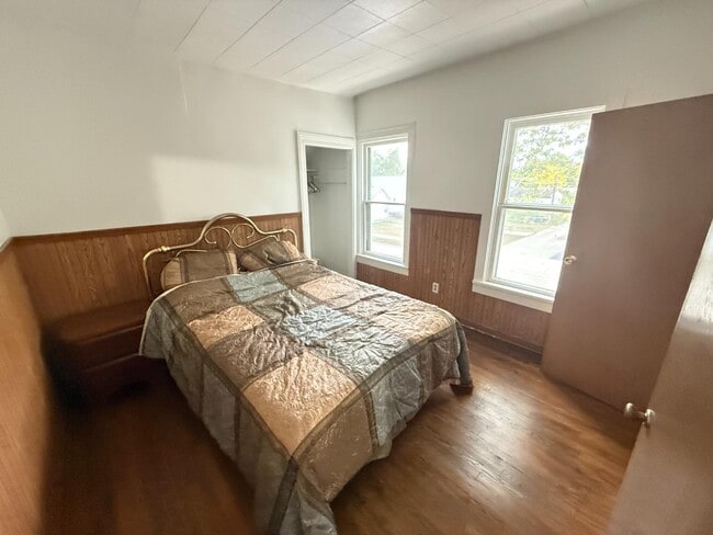 Photo - 2482 Bangs St