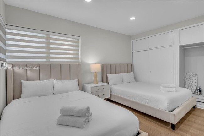 Building Photo - 10006 E Bay Harbor Dr Unit 11