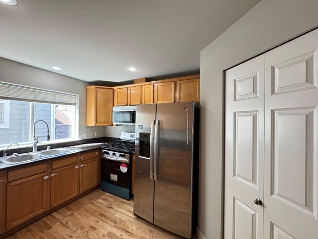 Building Photo - Spacious 5BR Queen Anne Townhome