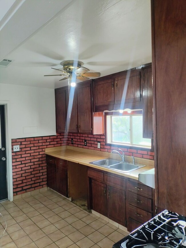 Photo - 11058 Jones St