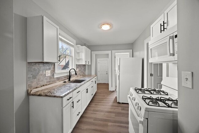 Building Photo - 2876 Indianola Ave