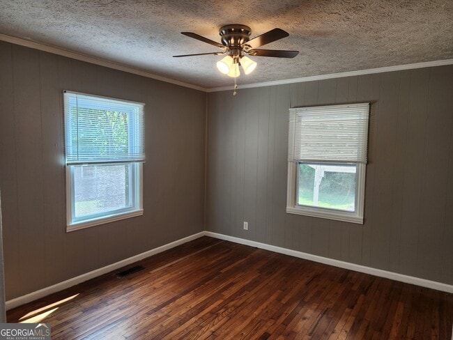 Photo - 680 Shannon Cir NE