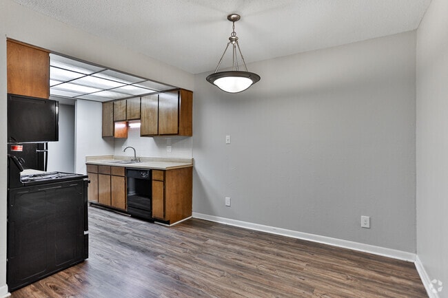2BR, 2BA - 985SF - B1 - Dining Room
