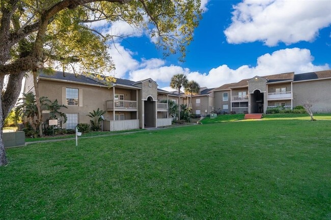 Building Photo - 305 Wymore Rd Unit 203