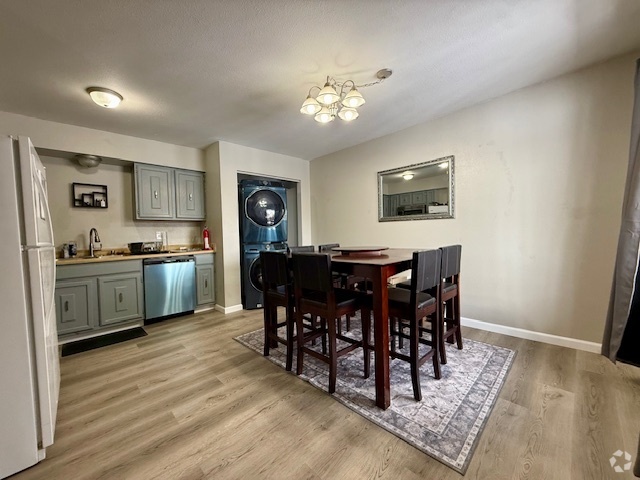 Building Photo - 2808 Iris Dr Unit 4 Rental