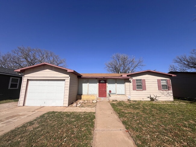 Building Photo - Cute 3 bedroom home with large backyard