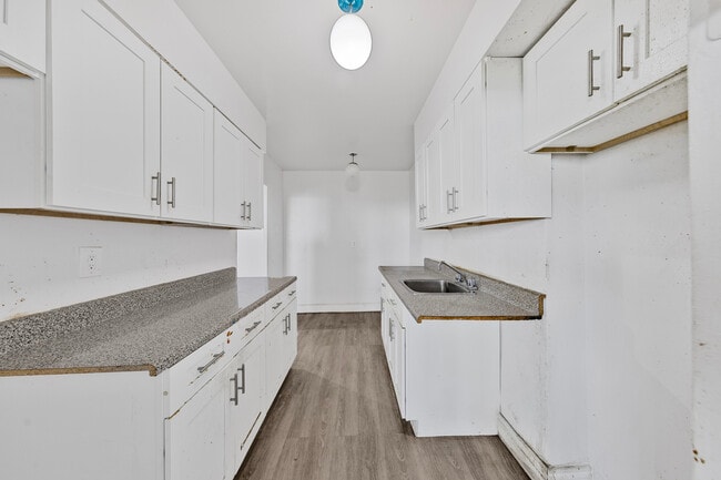 Building Photo - 65 Thorncliffe Park Dr Unit 906