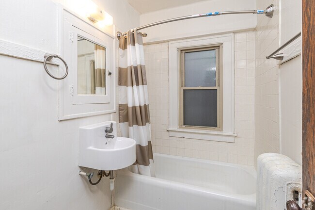 1BR, 1BA - 713SF - Bathroom