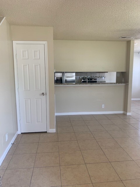 Armario de entrada - 2010 Kirksey Dr