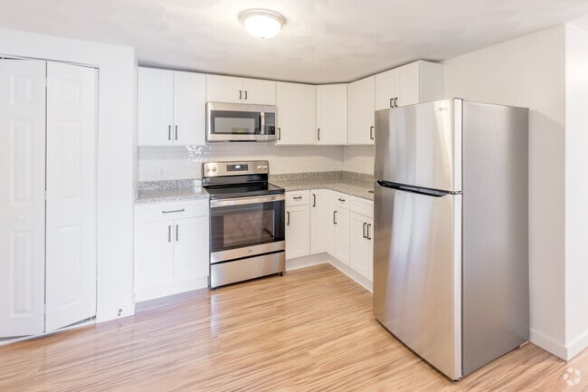 Building Photo - 855 Providence St Rental