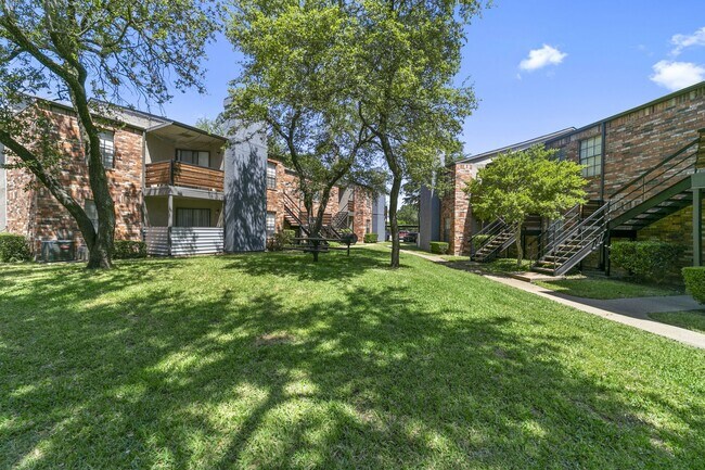 Patio - Creekside on the Green