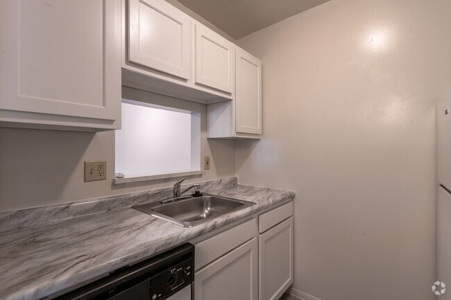 2BR, 1BA - 825SF