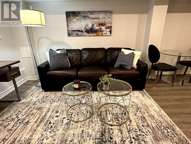 Photo - 49 Leslie St