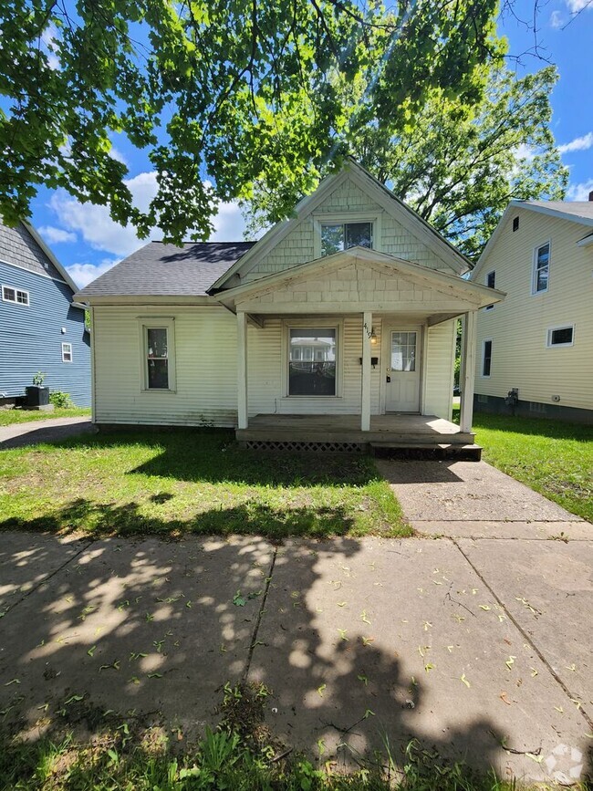 Building Photo - Four Bedroom One Bathroom Rental