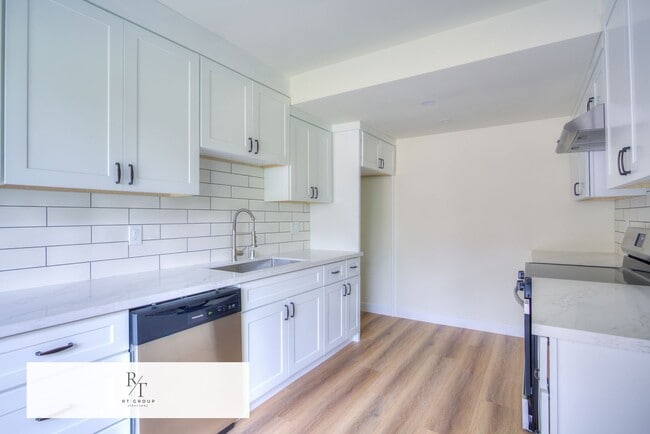 Photo - Fully Upgraded Spacious 2-Bedroom Unit in Prime Arcadia Location Unit D