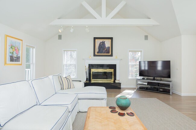 Photo - 1611 Deerfield Rd