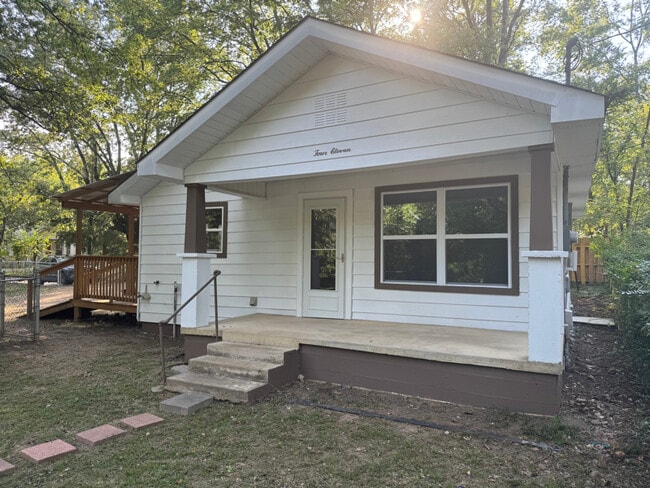 Building Photo - 411 N Patterson St Rental