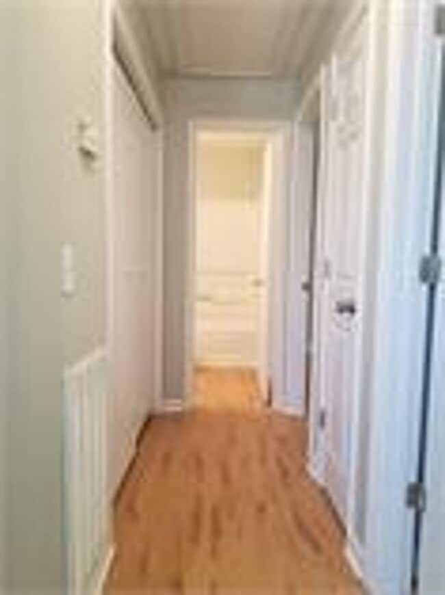 Building Photo - 2 bd 1 ba duplex in a Great Location Rental