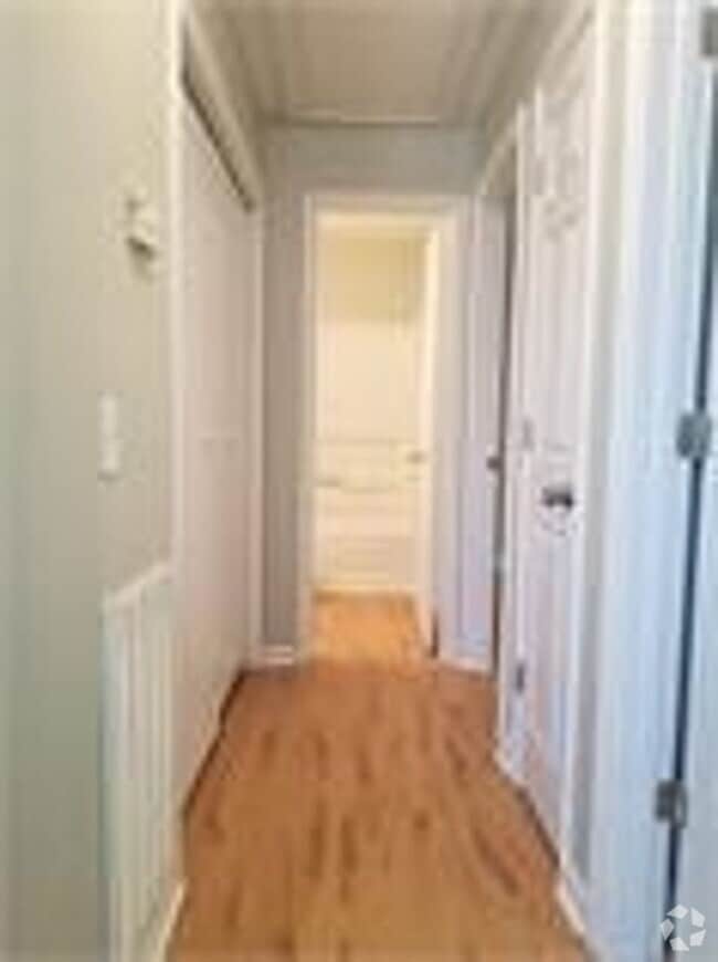 Building Photo - 2 bd 1 ba duplex in a Great Location Rental