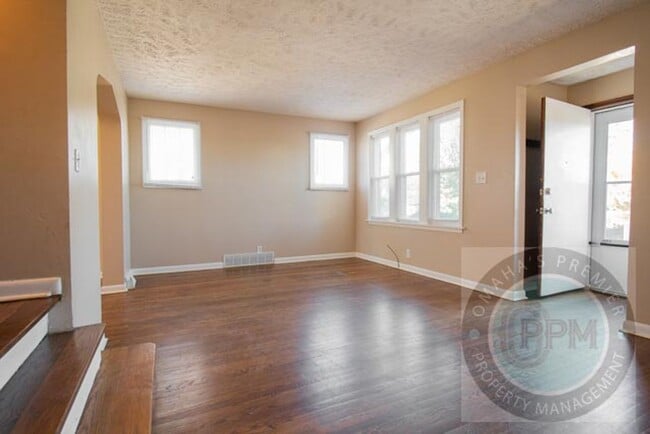 Photo - TRISARA 3129/3131 CASS ST Unit 3131