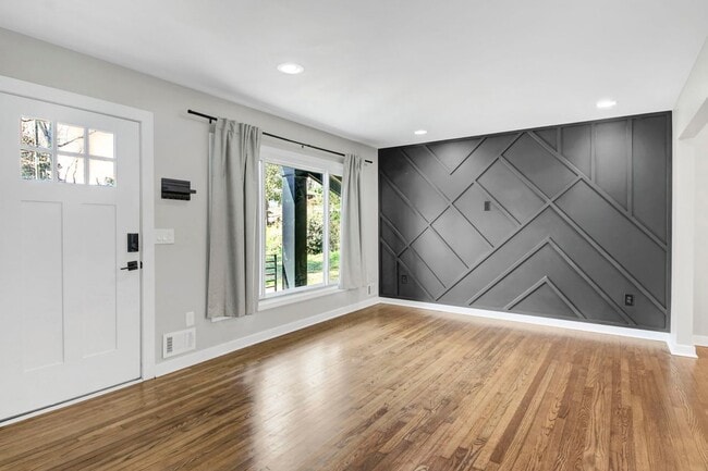 Photo - 2692 Rockcliff Rd SE