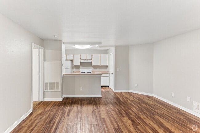 2BR, 2BA - 962SF - Living Room - Willow Creek Apartments