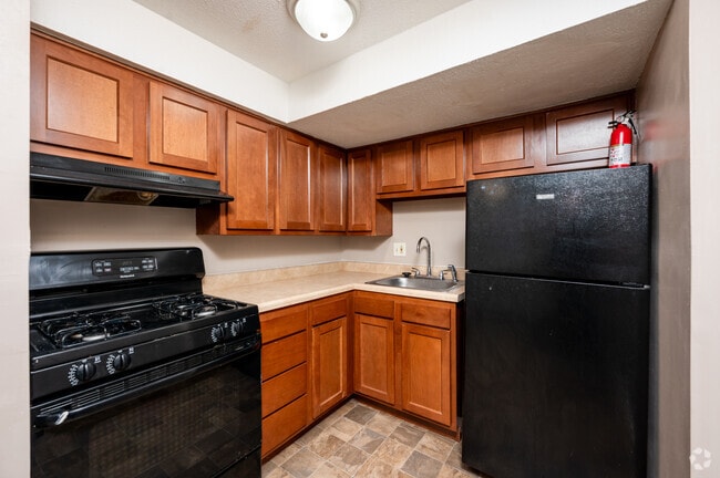 2BR, 1BA - 840SF - Kitchen - Woodland Springs