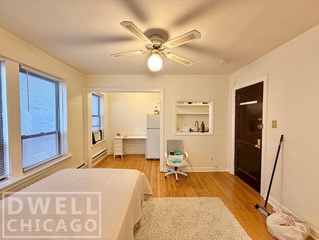 Building Photo - 3350 N Marshfield Ave Unit S