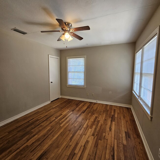 Building Photo - 124 S Franklin Blvd Rental