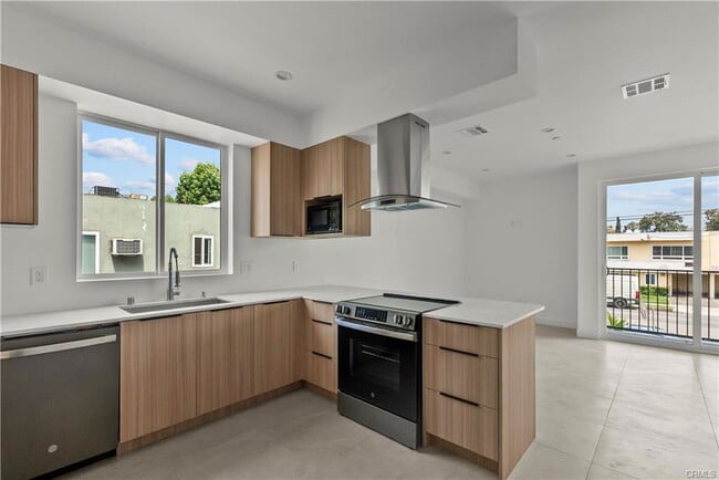 Photo - 13942 Vanowen St