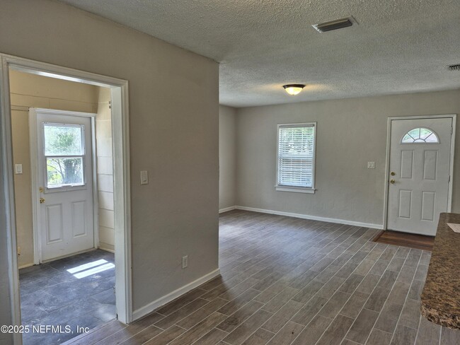 Photo - 4717 Cambridge Rd