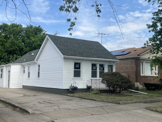 Building Photo - 13709 S School St