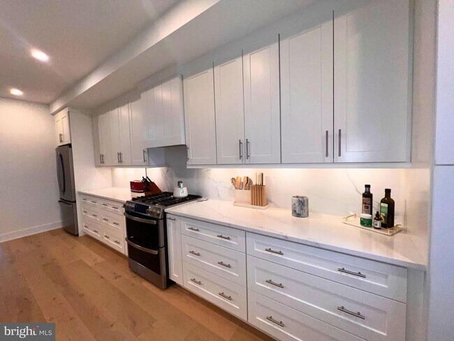 Photo - 986 Henry Ave