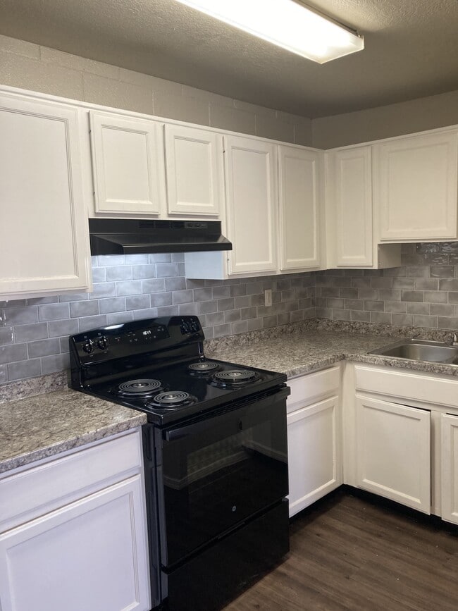 2BR, 1BA - 670SF