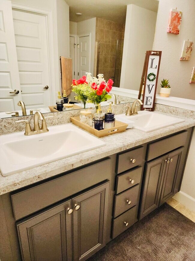 Photo - 640 Tanaro Ln