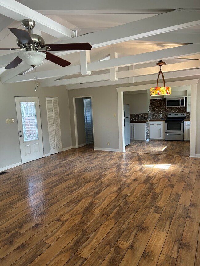 Photo - Contact Peggy 501 676 1758