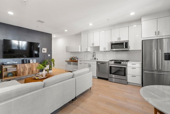 Building Photo - 150 W 9th St Unit 4