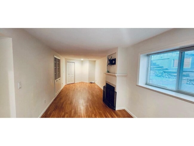 Photo - 2255-2124 124 St