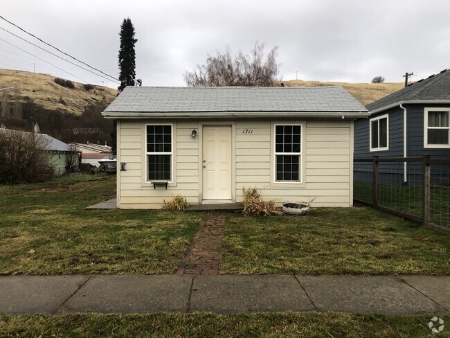 Building Photo - 1711 Cedar St Rental