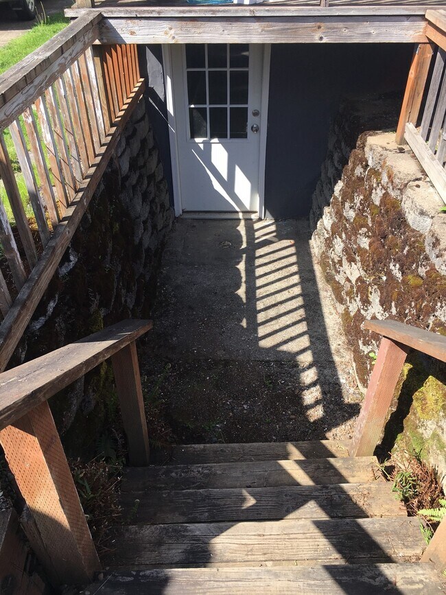 separate entrance - 8032 SE Yamhill St