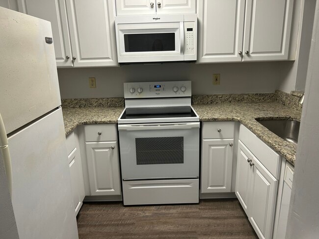 Cocina con encimeras de granito - 708 M.L.K. Jr Blvd Unidad E5