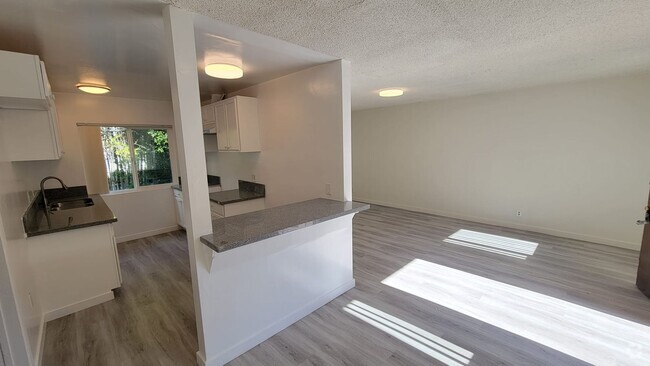 Building Photo - 13115 Oxnard St, Los Angeles, CA 91401 Unit 15 Rental