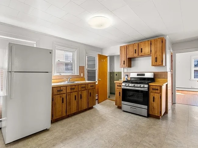 Building Photo - 44 Warren St Unit 2 Rental