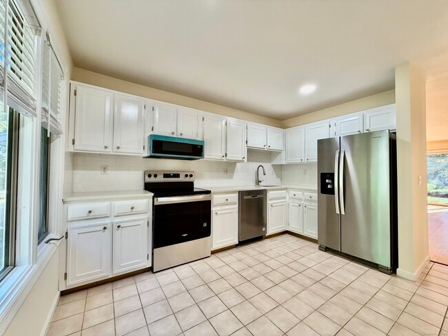 Building Photo - 65 Wolfpit Ave Unit APT 3F