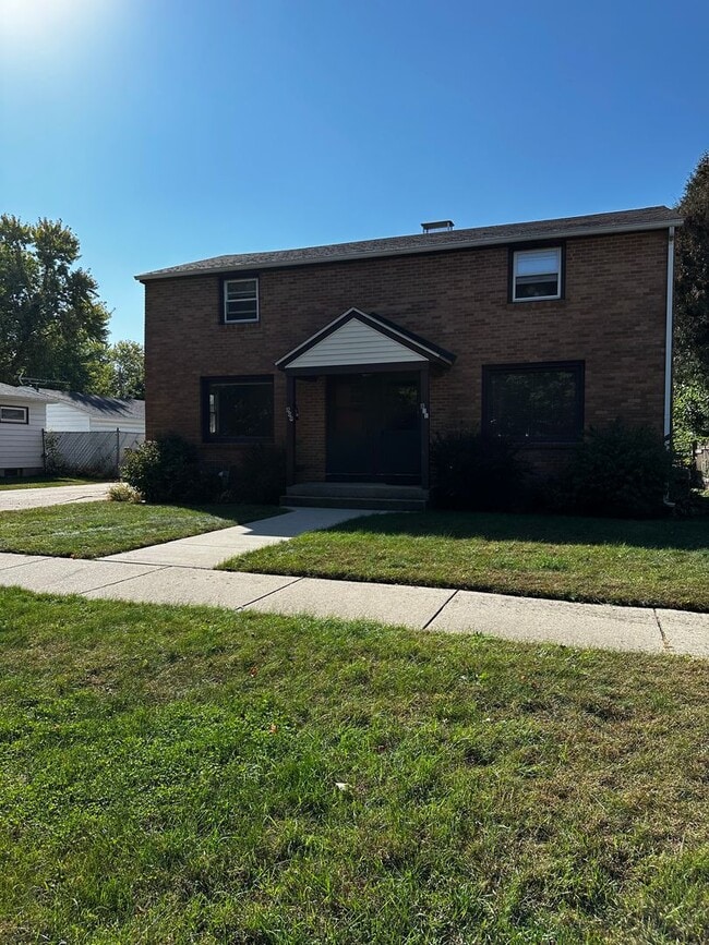Building Photo - 811-811 Miller Ave Unit 809 Miller Ave.